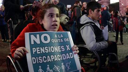 Chicos en silla de ruedas, en el Obelisco