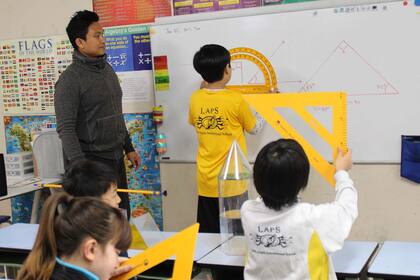 Chicos japoneses estudian geometría