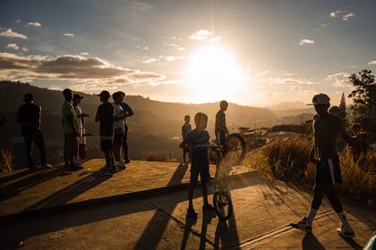 Chicos juegan con barriletes en Petare