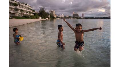 Chicos juegan en la bahía de Tumon