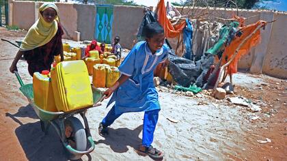 Chicos juntando agua en Somalía