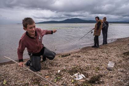 Chicos pescando en el río Amur