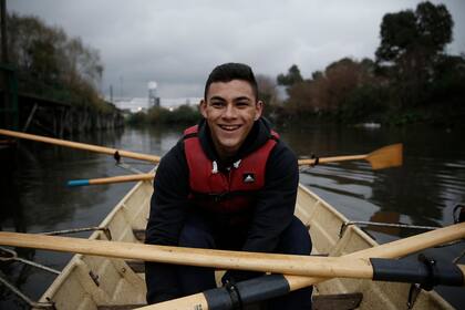 Chicos que aprenden remo en la villa 21-24 y navegan en el Riachuelo. 6/7/17