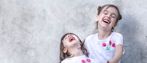 Las habilidades sociales que desarrollan los niños que cuidan a sus hermanos