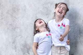 Las habilidades sociales que desarrollan los niños que cuidan a sus hermanos