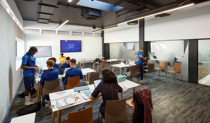 Chicos que pertenecen a la Academia del Crystal Palace, en una clase de apoyo escolar que les brinda el club