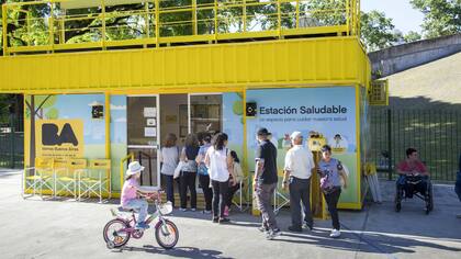 Chicos y grandes consultan en las estaciones saludables