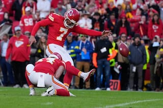 Chiefs remontan 11 puntos y vencen a Colts 23-20 en tiempo extra con quinto gol de campo de Butker