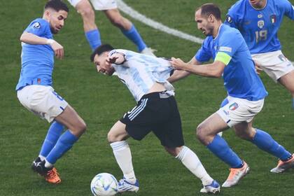 Chiellini agarra de la camiseta a Messi, mientras Jorginho le sale a la marca