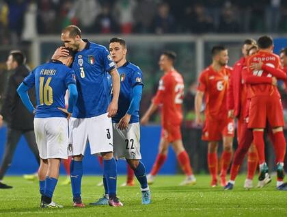 Chiellini consuela a Florenzi tras la eliminación de Italia ante Macedonia del Norte en el Repechaje para el Mundial