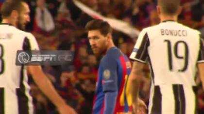 Chiellini reta a Bonucci; Messi observa de reojo
