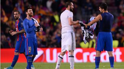 Chiellini y Suárez cambian casacas, bajo la mirada de Messi