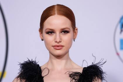 Chignon bajo y extremadamente prolijo para Madelaine Petsch; ¿Qué te parece su estilismo?