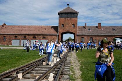 Chil Majer y su hijo pasaron por cinco Campos de Concentración, entre ellos, el de Auschwitz, donde fueron tatuados (Foto AP/Czarek Sokolowski)
