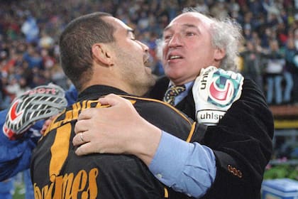 Chilavert abraza a Bianchi y le dedica su gol de tiro libre a Boca (Archivo Diario La Nación)