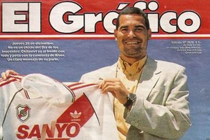 Chilavert posando con la camiseta de River, en la tapa de El Gráfico.