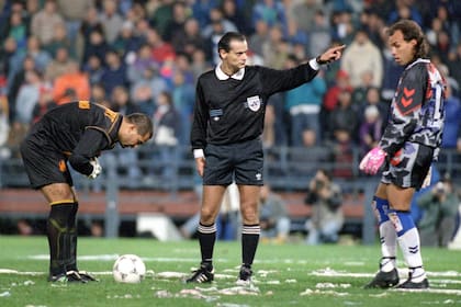 Chilavert se prepara, Navarro Montoya se queja y Castrilli da órdenes: el momento previo al tiro libre también fue polémico