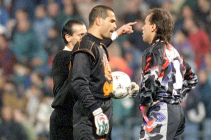 Chilavert y Navarro Montoya, cara a cara, antes del penal que estableció el 3 a 1; detrás, Castrilli (Archivo Diario La Nación)