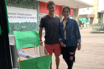 Sofía y Clemente juntan comida para una zona afectada por los saqueos