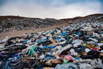 Toneladas de ropa descartada en el desierto de Atacama