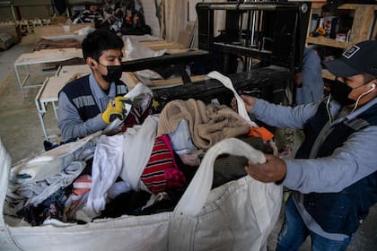 Los trabajadores clasifican la ropa para su reciclado