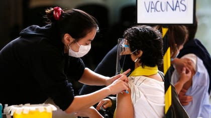 Chile ha sido uno de los países que más ha vacunado a su población en el mundo. Sin embargo, esto no evitó un fuerte aumento de los contagios.