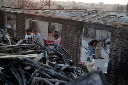 Algunos habitantes comenzaron a regresar a sus casas que quedaron totalmente destruidas por el fuego
