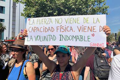 Chile, la calle habla a través de los carteles
