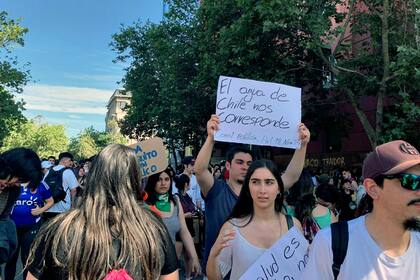 Chile, la calle habla a través de los carteles