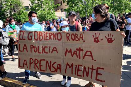 Chile, la calle habla a través de los carteles