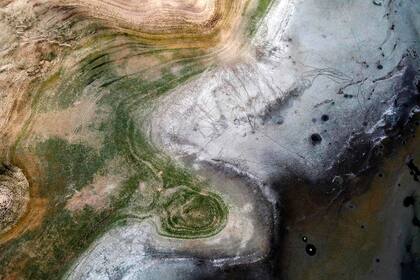 Una vista aérea muestra los sedimentos secos en el Lago Peñuelas, en Valparaiso