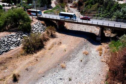 Un puente vial sobre el río El Melón, sin agua en su curso