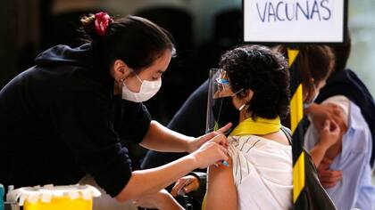 Chile, uno de los países que más ha vacunado a su población en el mundo. Sin embargo, esto no evitó un fuerte aumento de los contagios.