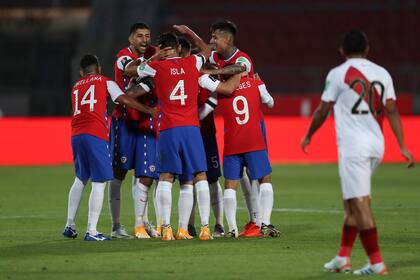 Todos los compañeros abrazan a Arturo Vidal, autor del primer gol de Chile contra Perú.