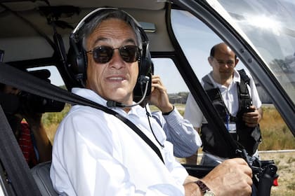 Sebastián Piñera es visto a bordo de su helicóptero el 15 de enero de 2006, después de votar en Santiago