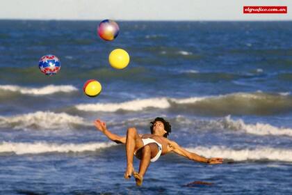 En el verano de 1987, Francescoli recreó el gol de chilena con el mar de fondo y varias pelotas playeras para la revista El Gráfico