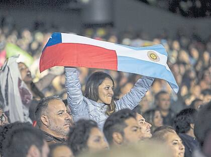 Chilenos y argentinos unidos hasta en una bandera