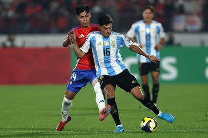 Nahuel Molina disputa la pelota con Dario Osorio