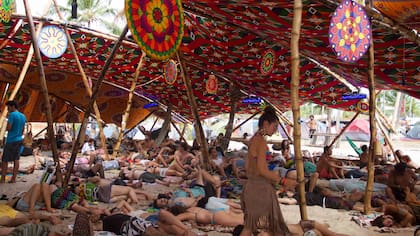 Chill out es una estructura circular llena de mandalas impresos en colores fluorescentes, el volumen de la música es más bajo que en el resto del predio