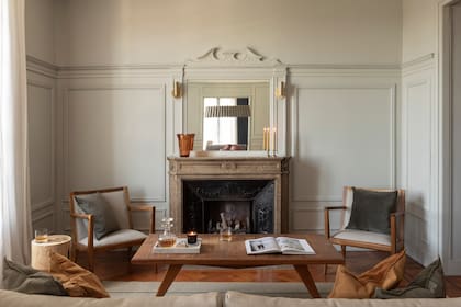 Chimenea de mármol, piso de roble de Eslavonia, techos altos y paredes con molduras. Signos del estilo clásico francés de principios de siglo XX.