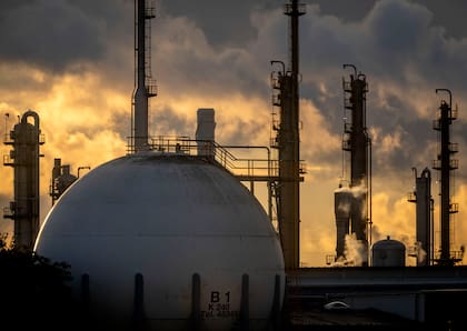 Chimeneas y un tanque en una planta química de BASF en Ludwigshafen, Alemania, el martes 27 de septiembre de 2022. (AP Foto/Michael Probst)