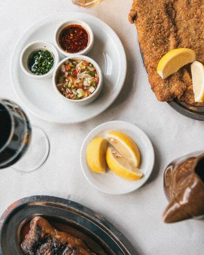 Chimichurri y salsa criolla, dos aderezos indispensables en el asado argentino