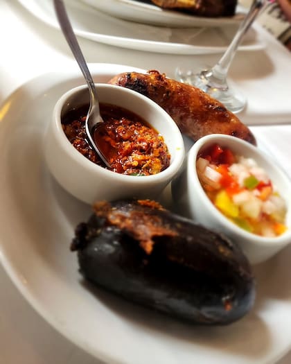 Chimichurri y salsa criolla para acompañar un matrimonio de morcilla y chorizo
