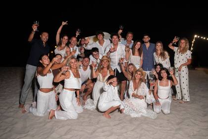 ¡Chin chin! Los invitados -en su mayoría con look total white- levantan sus copas para celebrar a Paula.