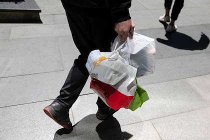 Los chinos se orientan cada vez más a pedir la comida con el celular que en hacerla por cuenta propia o salir a comer afuera