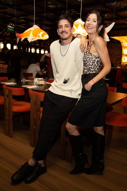 China Ansa, también con un toque animal print, y su pareja, el ex futbolista Diego Mendoza.