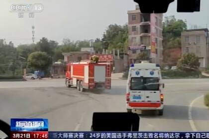 En esta imagen tomada de un video de CCTV de China, el personal de emergencia viaja al lugar de un accidente aéreo cerca de Wuzhou, en la región autónoma de la etnia zhuang de Guangxi, en el suroeste de China