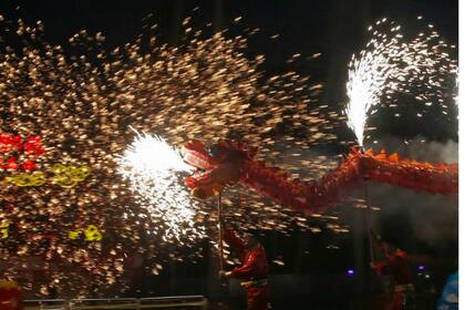 China celebró la llegada del Año de la Cabra con mucha fiesta y fuegos de artificio