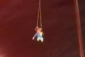 China: conmoción por la muerte de una trapecista tras caer al vacío durante un show en vivo.