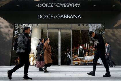 Dolce Gabbana solo allí tiene 88 tiendas que facturan millones